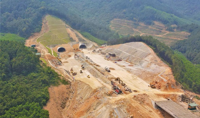 Cận cảnh dự án hầm Thần Vũ 1.350 tỷ đồng xuyên núi, dài hơn 1km trên cao tốc Diễn Châu - Bãi Vọt- Ảnh 1.