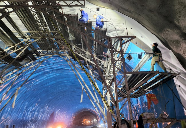 Cận cảnh dự án hầm Thần Vũ 1.350 tỷ đồng xuyên núi, dài hơn 1km trên cao tốc Diễn Châu - Bãi Vọt- Ảnh 5.