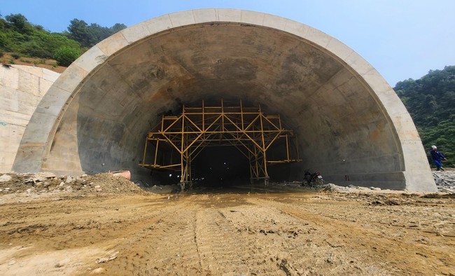 Cận cảnh dự án hầm Thần Vũ 1.350 tỷ đồng xuyên núi, dài hơn 1km trên cao tốc Diễn Châu - Bãi Vọt- Ảnh 9.