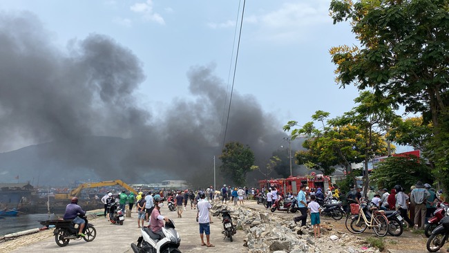 Cháy lớn giữa trưa tại âu thuyền Thọ Quang, Đà Nẵng- Ảnh 2.
