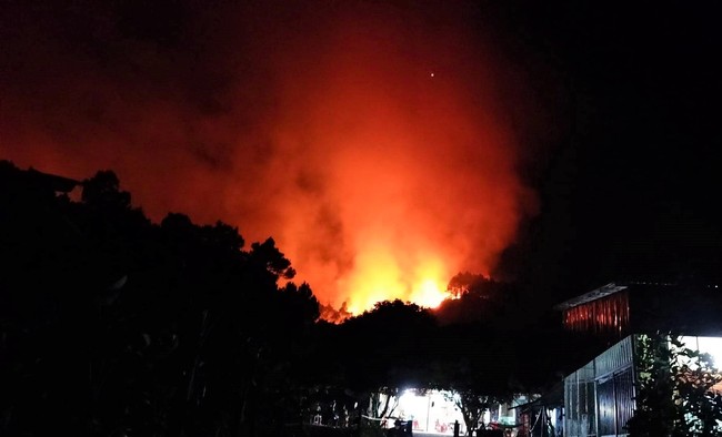 Cháy rừng ở Nghệ An, lửa đỏ rực một góc trời, huy động hơn 700 người xuyên đêm dập lửa khống chế đám cháy- Ảnh 2.