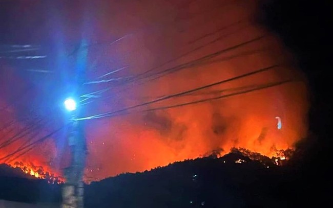 Cháy rừng ở Nghệ An, lửa đỏ rực một góc trời, huy động hơn 700 người xuyên đêm dập lửa khống chế đám cháy- Ảnh 1.