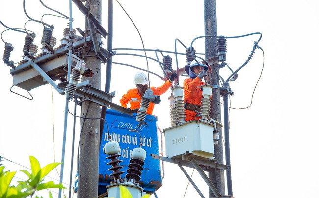 
Điện lực TT- Huế ra quân bảo dưỡng lưới điện, đảm bảo cấp điện an toàn cho Khu công nghiệp Phú Bài- Ảnh 1.