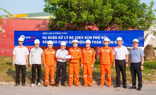 
Điện lực TT- Huế ra quân bảo dưỡng lưới điện, đảm bảo cấp điện an toàn cho Khu công nghiệp Phú Bài- Ảnh 3.