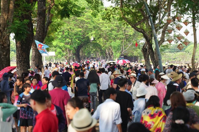 Đón 110.000 khách dịp nghỉ lễ 30/4 - 1/5, Thừa Thiên Huế thu 170 tỷ đồng từ du lịch- Ảnh 1.