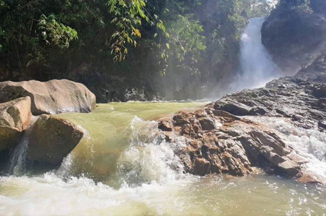 Nam thanh niên tử vong thương tâm do đuối nước khi tắm suối cùng gia đình - Ảnh 1.