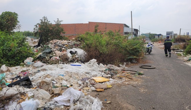 Long An: Dân bức xúc vì bãi rác kinh hoàng trong khu dân cư- Ảnh 3.