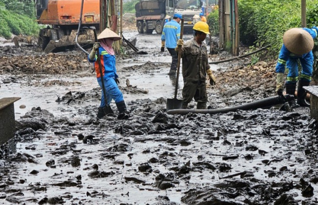 Bãi rác Nam Sơn bị tràn bùn thải, Phó Chủ tịch Hà Nội yêu cầu làm rõ trách nhiệm- Ảnh 1.