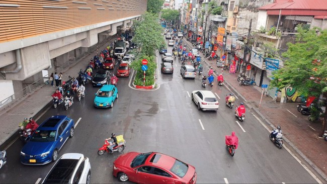 Nghiên cứu mở rộng đường Láng: Tính phương án giữ lại hàng cây xà cừ giữa đường- Ảnh 2.