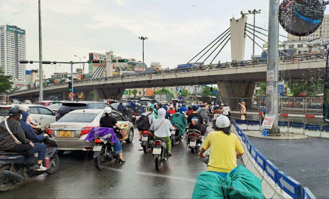 Nghiên cứu mở rộng đường Láng: Tính phương án giữ lại hàng cây xà cừ giữa đường- Ảnh 1.