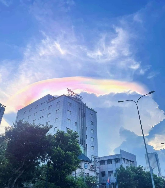 Mây ngũ sắc bất ngờ xuất hiện ở Sài Gòn, người dân đua nhau khoe ảnh trên mạng xã hội- Ảnh 6.