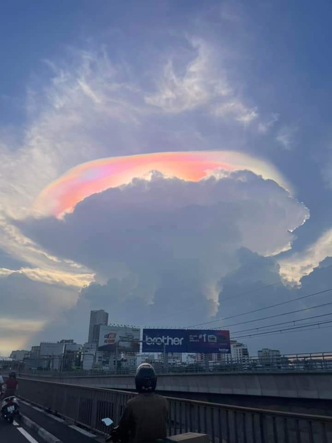 Mây ngũ sắc bất ngờ xuất hiện ở Sài Gòn, người dân đua nhau khoe ảnh trên mạng xã hội- Ảnh 2.