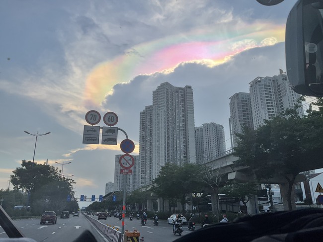 Mây ngũ sắc bất ngờ xuất hiện ở Sài Gòn, người dân đua nhau khoe ảnh trên mạng xã hội- Ảnh 1.