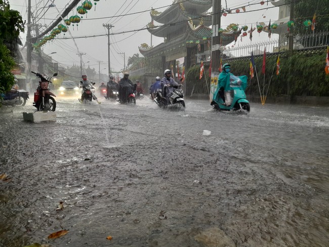 Người dân TP.HCM vật vã dưới trời mưa lớn, nhiều nơi đã ngập - Ảnh 5.