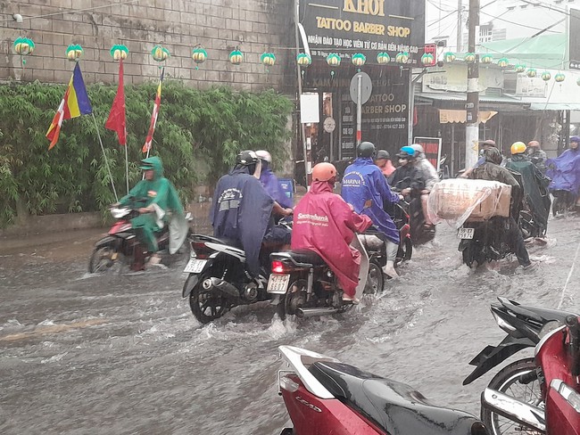 Người dân TP.HCM vật vã dưới trời mưa lớn, nhiều nơi đã ngập - Ảnh 6.