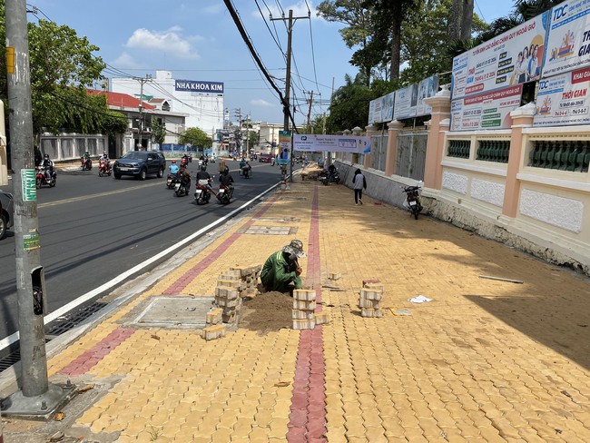 Vỉa hè vừa khánh thành ở TP.Thủ Đức bị xới tung, bong tróc sau mưa - Ảnh 1.