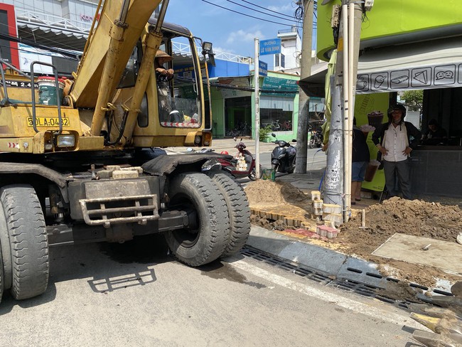 Vỉa hè vừa khánh thành ở TP.Thủ Đức bị xới tung, bong tróc sau mưa - Ảnh 3.