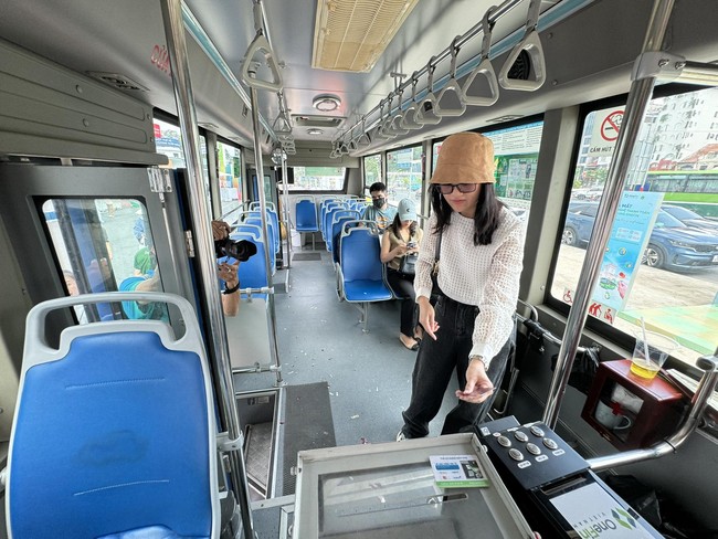Từ nay, khách đi xe buýt ở TP.HCM chỉ cần “chạm” để thanh toán tự động - Ảnh 1.