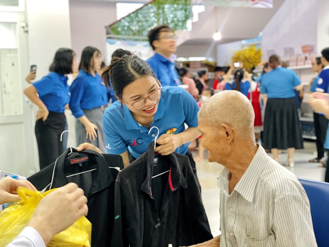 Ở đây có quần áo, thuốc men giá 0 đồng dành cho công nhân, người lao động khó khăn ở Sài Gòn- Ảnh 1.