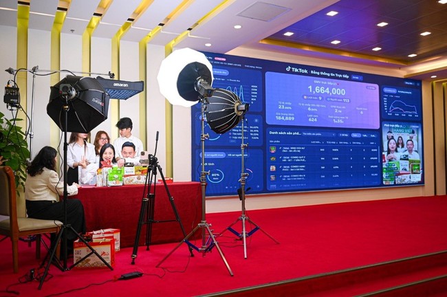 TikToker livestream bán hàng tại chợ truyền thống Đà Nẵng- Ảnh 1.