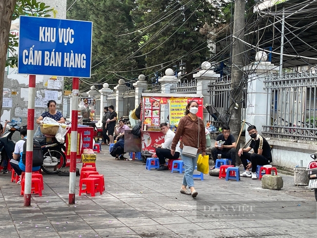 Tái diễn cảnh lấn chiếm vỉa hè tại một số nơi ở Hà Nội, người dân phải đi bộ dưới lòng đường - Ảnh 2.