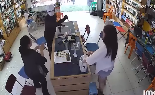 Nam thanh niên cầm vật nghi súng và dao để cướp tại cửa hàng điện thoại ở Nghệ An- Ảnh 1.