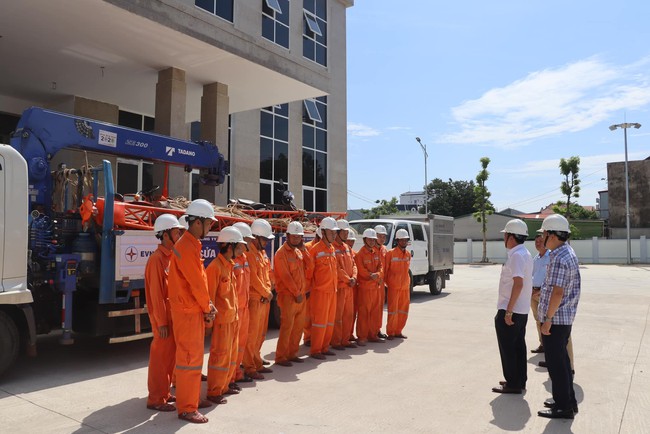 EVNCPC đồng loạt ra quân hỗ trợ hoàn thành dự án đường dây 500kV mạch 3 Quảng Trạch - Phố Nối- Ảnh 4.