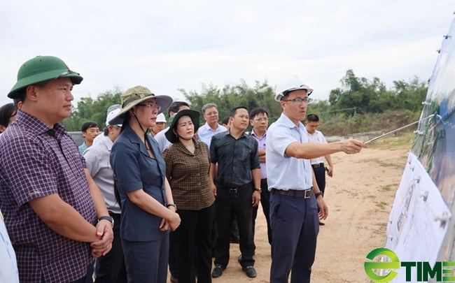 Lãnh đạo tỉnh Quảng Ngãi thị sát hiện trường nắm tình hình để chỉ đạo gỡ vướng cho các dự án- Ảnh 2.