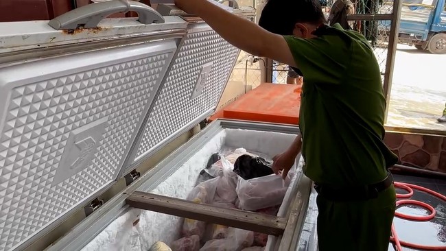 Phát hiện kho thực phẩm đông lạnh chứa 2,4 tấn đùi gà, chân gà, cánh gà không rõ nguồn gốc- Ảnh 1.