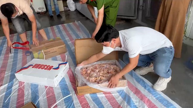 Phát hiện kho thực phẩm đông lạnh chứa 2,4 tấn đùi gà, chân gà, cánh gà không rõ nguồn gốc- Ảnh 2.