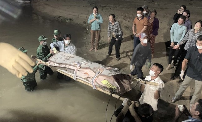 Thi thể 2 ngư dân Nghệ An bị mắc kẹt trong tàu cá chìm sâu dưới biển, thật sự đau lòng!
- Ảnh 1.