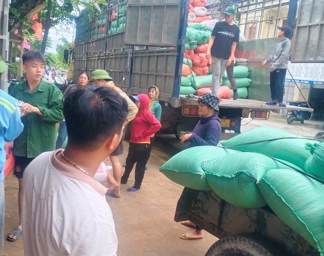 Nông dân nơi này ở Nghệ An bán lúa tươi, nhà nào cũng phấn khởi vì giá lúa lên đỉnh- Ảnh 5.