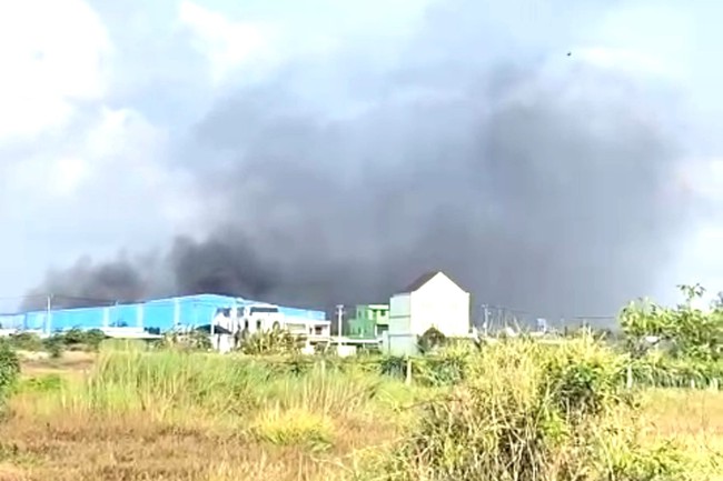 Long An: Dập tắt kịp thời đám cháy lớn bùng phát ở nhà máy Thái Dương - Ảnh 1.