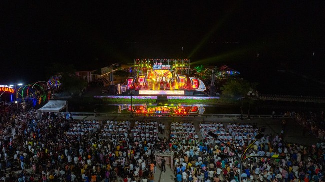 Hàng chục ngàn lượt khách dự lễ hội “Sóng nước Tam Giang” - Ảnh 2.