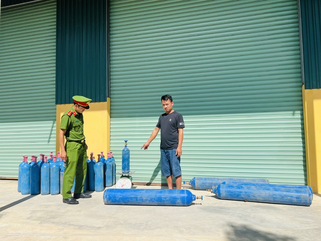 Công an Thừa Thiên Huế bắt giữ xe tải chở hàng trăm kg khí cười đi tiêu thụ- Ảnh 1.
