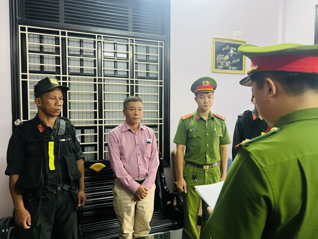Công an thông tin lý do cựu Giám đốc CDC Thừa Thiên Huế bị bắt khi vừa được miễn phạt tù- Ảnh 1.