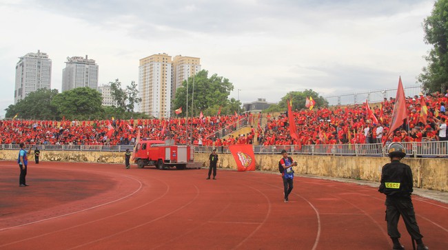 CĐV Hồng Lĩnh Hà Tĩnh nhuộm đỏ sân Vinh trong trận derby xứ Nghệ- Ảnh 1.