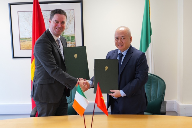 Thứ trưởng Kế hoạch và Đầu tư Việt Nam Đỗ Thành Trung và Bộ trưởng Nông nghiệp, Thực phẩm và Hàng hải Ireland Martin Heydon đã ký Biên bản ghi nhớ về việc tăng cường hợp tác trong lĩnh vực phát triển hợp tác xã và doanh nghiệp nông nghiệp.