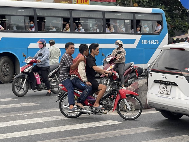 Công an xác định nguyên nhân ô tô khách đụng hàng loạt xe máy ở Long An làm 2 người chết- Ảnh 1.