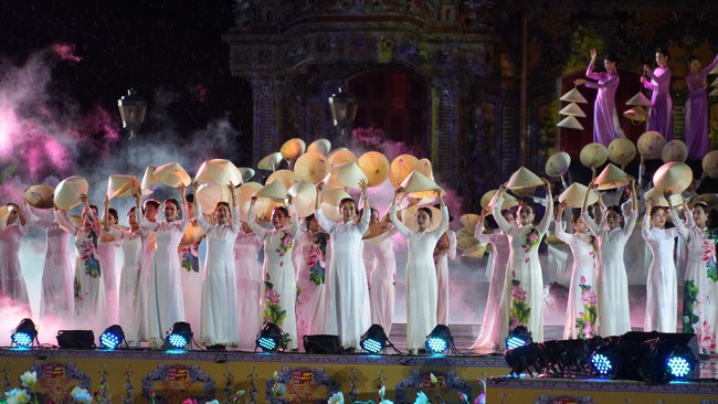 Tuần lễ Festival nghệ thuật quốc tế Huế 2024: “Đại tiệc” văn hóa nghệ thuật diễn ra suốt 6 ngày đêm - Ảnh 1.