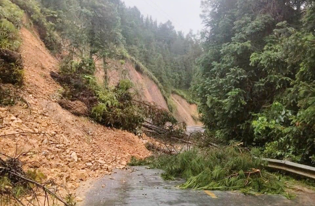 Hà Giang: Sạt lở đất đá do mưa lũ, Quốc lộ 4C ách tắc nhiều giờ- Ảnh 1.