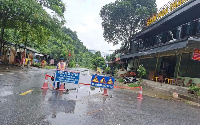 Hà Giang: Sạt lở đất đá do mưa lũ, Quốc lộ 4C ách tắc nhiều giờ- Ảnh 2.