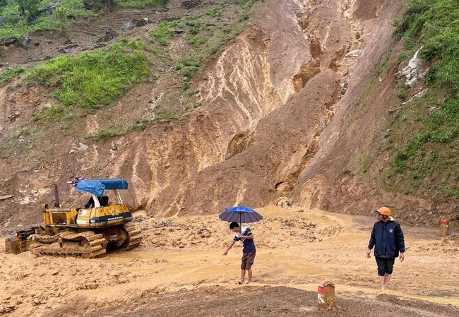 Mưa lớn gây sạt lở đất đá, chia cắt nhiều tuyến đường tại Hà Giang- Ảnh 1.