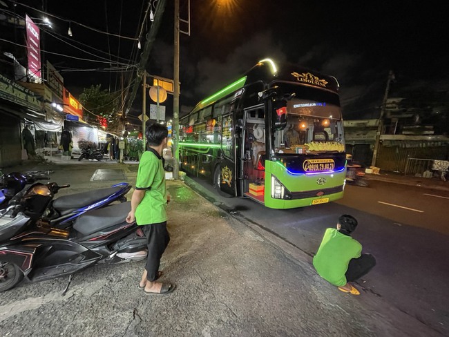 Nhiều tài xế lái xe khách chạy vào khu vực cấm quanh bến xe Miền Đông, không có giấy phép lái xe- Ảnh 2.