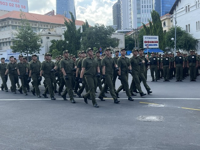 Chủ tịch nước Tô Lâm dự lễ ra mắt 4.861 Tổ bảo vệ an ninh, trật tự cơ sở ở TP.HCM- Ảnh 3.
