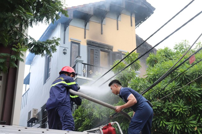 Cháy tầng 3 ngôi nhà, cột khói cao hàng chục mét tại Đà Nẵng- Ảnh 2.