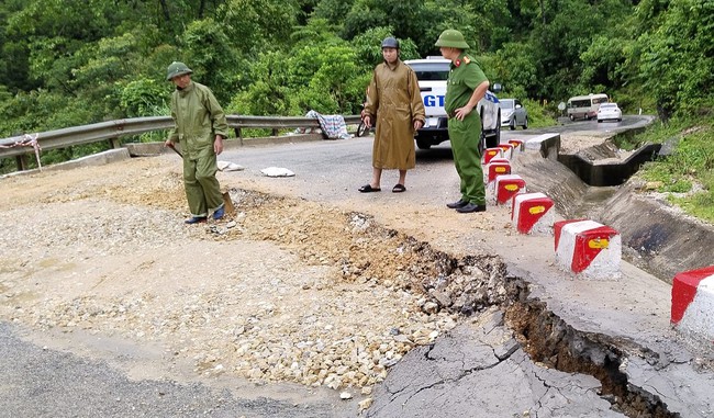 Đường sụt lún khiến Quốc lộ 16 ở Nghệ An không thể lưu thông- Ảnh 2.