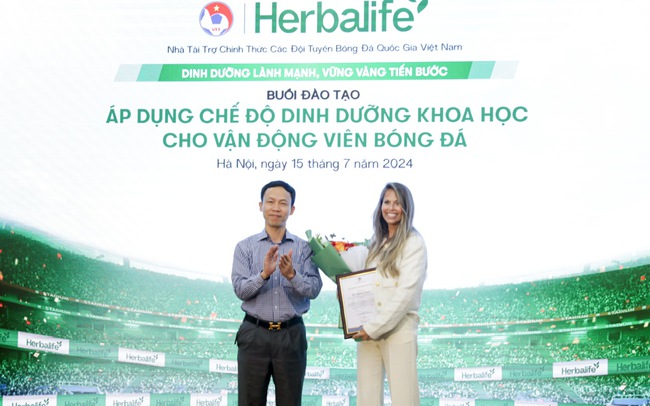 Chuyên gia dinh dưỡng của Herbalife mang kiến thức chuyên sâu tới bóng đá Việt- Ảnh 1.