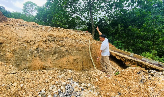 Quốc lộ 16 sụt lún nghiêm trọng, địa phương phải cấm đường, di dời nhiều hộ dân để đảm bảo an toàn- Ảnh 1.