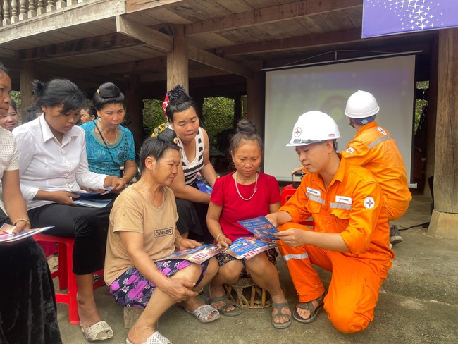 Công ty Điện lực Điện Biên: Đảm bảo an toàn điện trong mùa mưa bão- Ảnh 1.